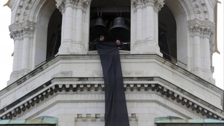 От катедралния храм-паметник „Св. Александър Невски“ бе спуснат черен флаг. Снимка: БТА