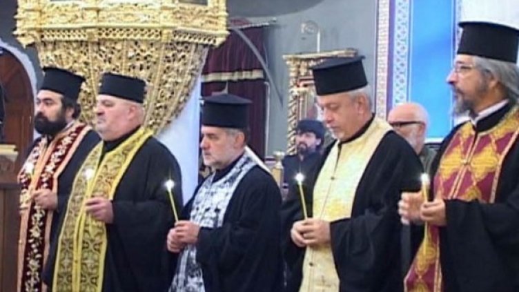 Патриарх Максим изведе кораба на църквата въпреки стихиите