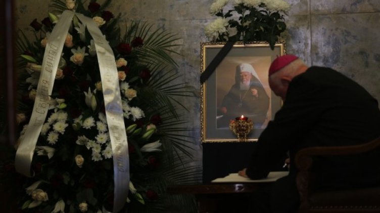 Книга за съболезнования по повод кончината на патриарх Максим е отворена в Светия синод. Снимка: БТА