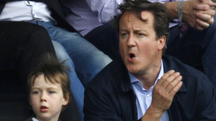 Британският премиер Дейвид Камерън и синът му. Снимка: Reuters