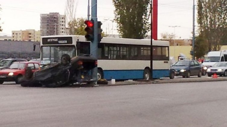 Ауди блъсна БМВ в Пловдив, то се удари в автобус 