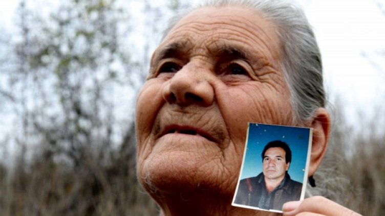 Майката на Чакъра - Мара, държи негова снимка. Снимка: Impact press group