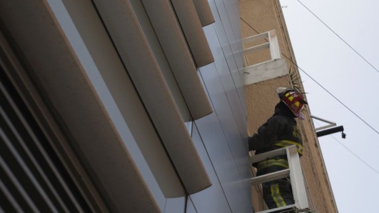 Пожарникар проверява устойчивостта на тераса на сграда след труса. Снимка: Reuters