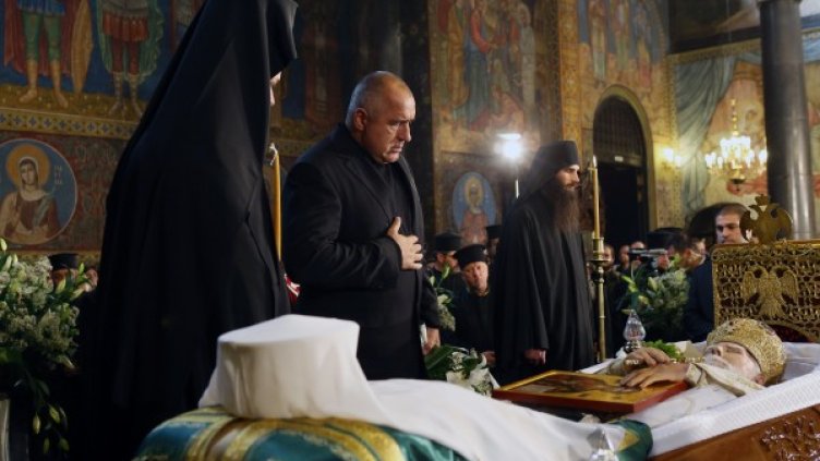 Премиерът Бойко Борисов се поклони пред патриарх Максим. Снимка: БТА