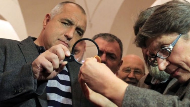 Премиерът разгледа намереното край Свещари тракийско съкровище. Снимка: БТА