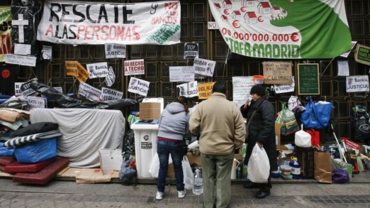 Протестният лагер пред мадридския клон на "Банкиа". Снимка: архив, Reuters