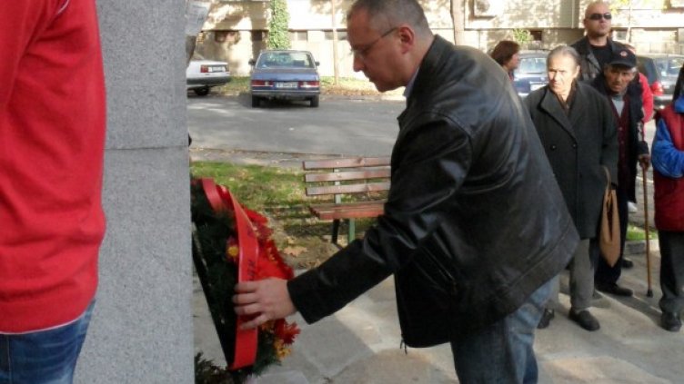 Сергей Станишев поднесе цветя пред паметника на ген. Делов в Кърджали. Снимка: БТА
