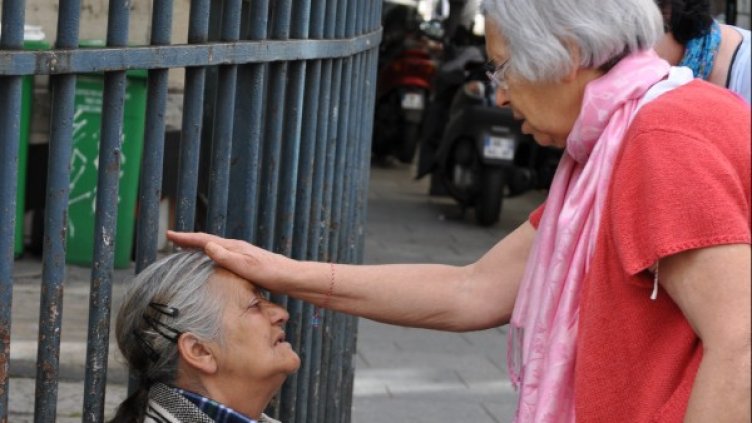 Графиня Ан дьо Колбер Христофоров и българската просякиня Снимка: dnes.bg
Ан и Боян Христофорови Снимка: dnes.bg
Голямата трапеза, която Ан подготвя за българските си гости Снимка: dnes.bg