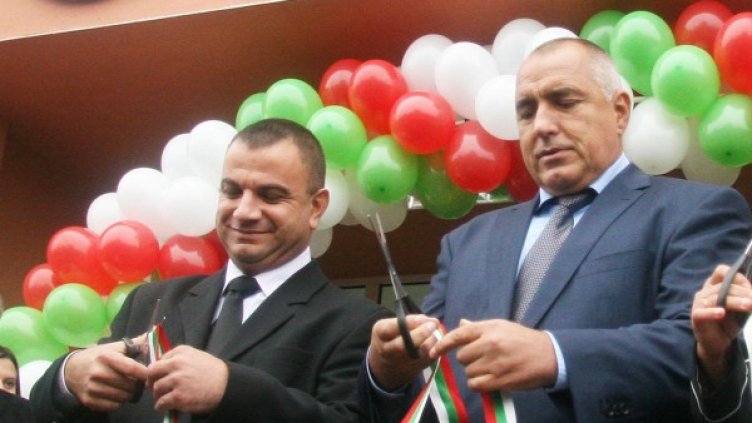 Премиерът Бойко Борисов и кметът Георги Руменов (л) откриха наскоро новата сграда на СОУ „Христо Ботев” в Съединение. Снимка: архив, Булфото