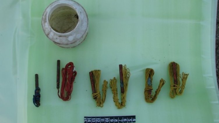 Част от арсенала на бомбаджията. Снимка: МВР