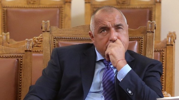 Борисов размишлява върху целувката. Снимка: архив БТА