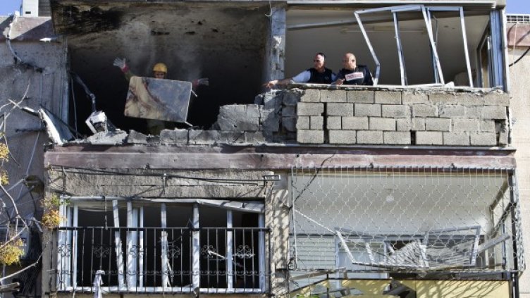 Ударената от ракетата сграда. Снимка: Reuters