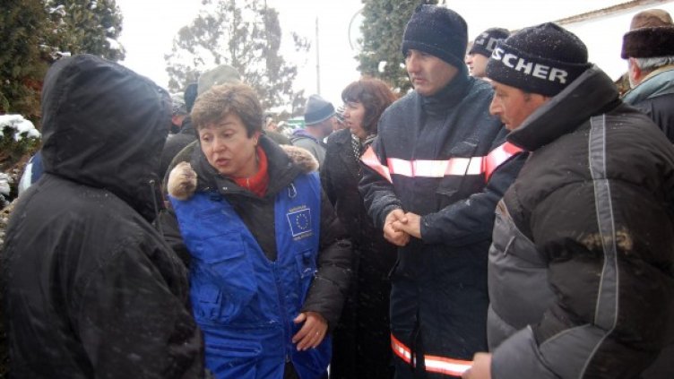 Кристалина Георгиева в наводненото село Бисер. Снимка: Булфото