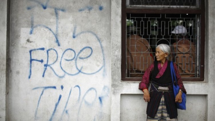 Жена стои до графит "Свободен Тибет". Снимка: архив, Reuters