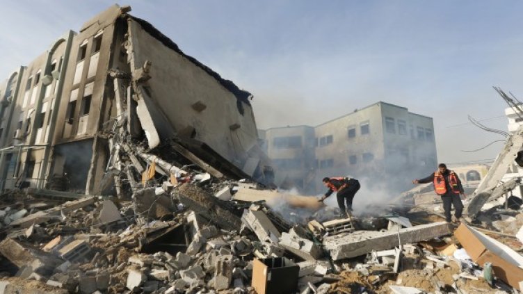 Улучената при израелския въздушен удар сграда на МВР в Газа. Снимка: Reuters