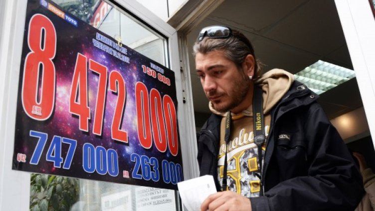 При тегленето на позледния тираж тотопунктовете в страната бяха препълнени с мераклии за бързо богатство. Снимка Impact Press Group