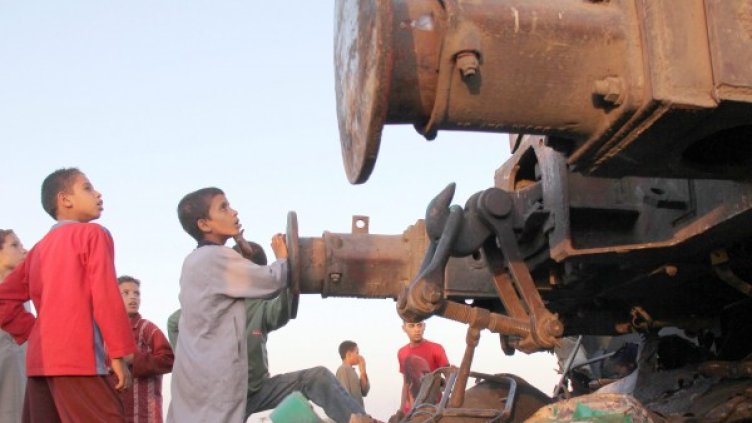 Две ужасяващи катастрофи за един ден в Египет. Първата бе между автобус и влак. Снимка: БТА