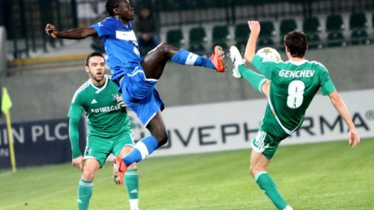 Станислав Генчев и Базил де Карвальо в спор за топката. Снимка: Bulphoto