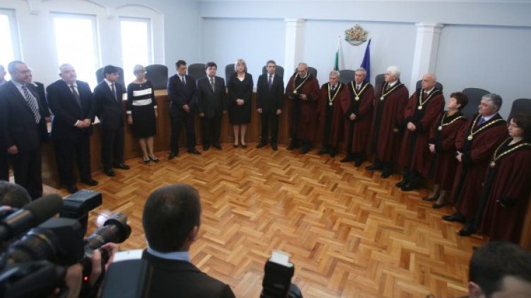 Момент от церемонията по заклеванетона новите членове на Конституционния съд. Снимка: БТА