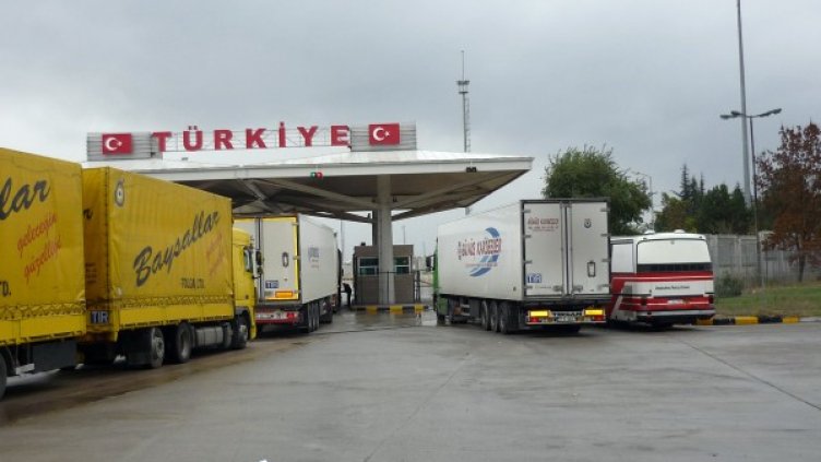 Колона от тирове край турско-българската граница. Снимка: БТА - архив