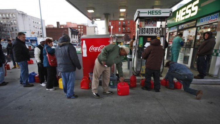 В Ню Йорк остава в сила режимът за зареждане на коли. Снимка: Reuters