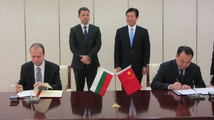 В присъствието на Делян Добрев и Джун Шан бе подписан меморандум за сътрудничество в областта на насърчаването на инвестициите между двете държави. Снимка: МИЕТ
