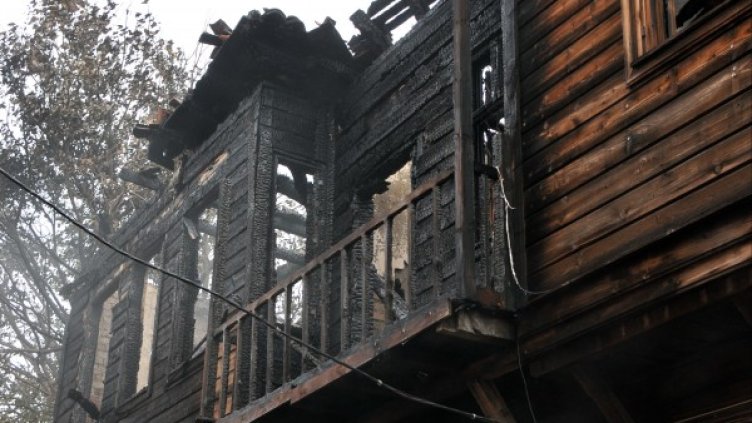 Изгорялата къща, в която загинаха трима души. Снимка: БТА