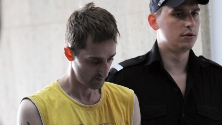 Полицаи отвеждат към съдебната зала обвинения в убийство на свой сънародник Ролф Гремел. Снимка: Архив Булфото