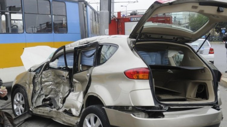 Трамвай удари джип до НДК