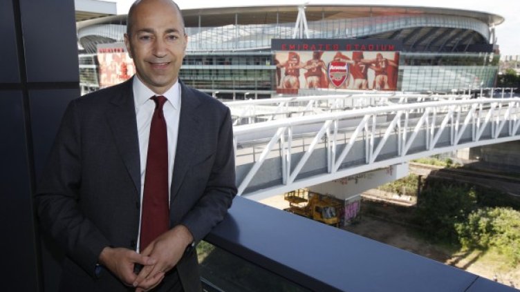 Айвън Газидис позира пред стадион Емиратс Снимка: Reuters