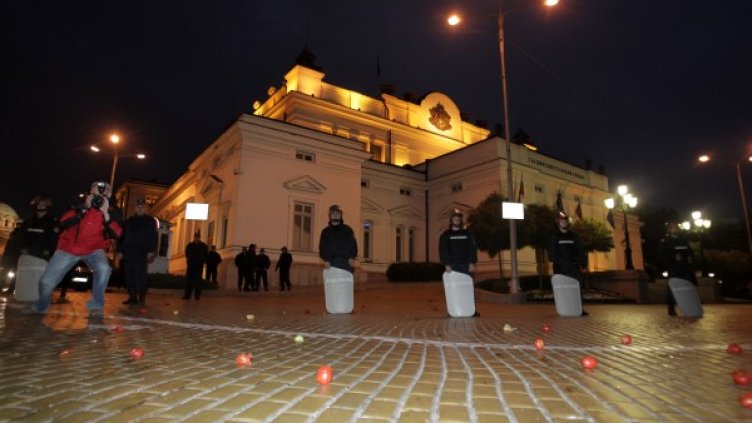 Доматената революция на жълтите павета. Снимка: БТА