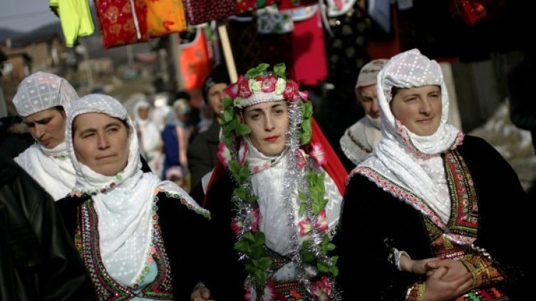 Снимка: архив, Reuters 
Снимка: архив, Reuters 
Мюсюлманки пред съда в Пазарджик през септември 2012 г. Снимка: архив, Reuters