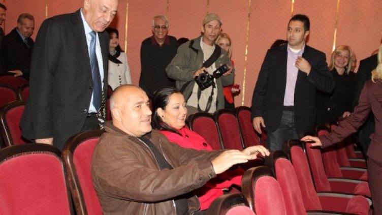 Борисов и Лиляна Павлова се настаниха удобно на новите седалки. Снимка: Булфото