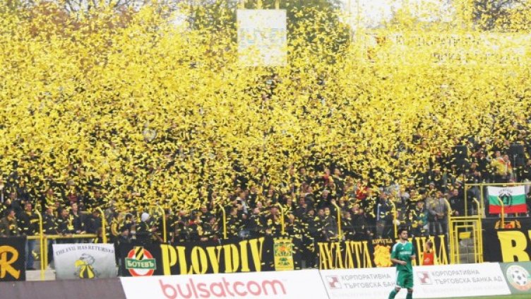 Уникалните фенове на Ботев по време на мача с Лудогорец. Снимка: Булфото