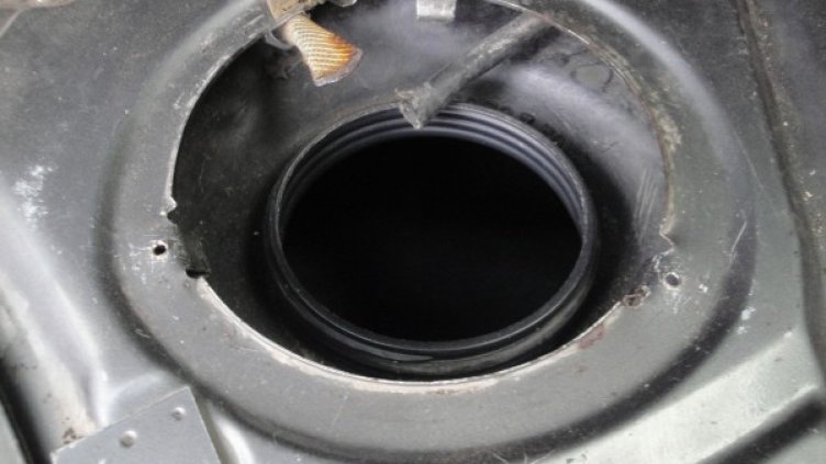 Резервоарът на едната кола, където са били укрити цигарите. Снимка: Агенция "Митници"