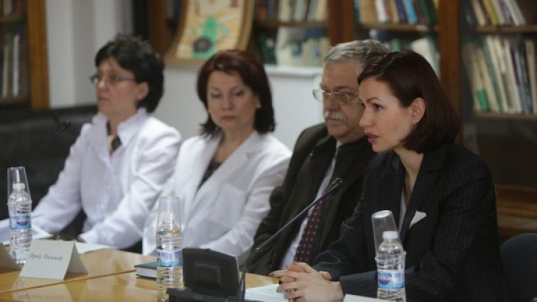 Анна-Мари Виламовска (дясно) и партньорите в благотворителната инициатива "Българската Коледа" представиха резултатите от кампанията за 2011-2012 г. Снимка: БТА