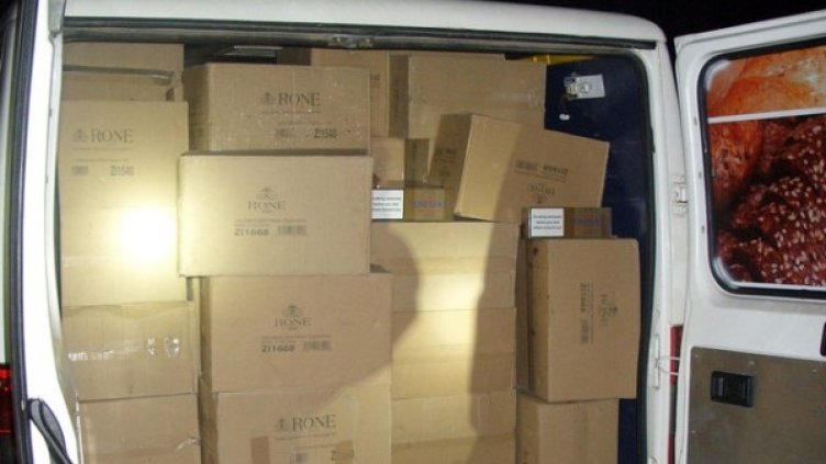 Претъпканият с цигари бус. Снимка: МВР