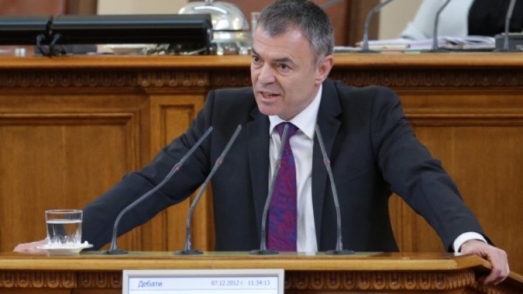 Сергей Игнатов обяснява от парламентарната трибуна ситуацията около Фонда. Снимка: БТА