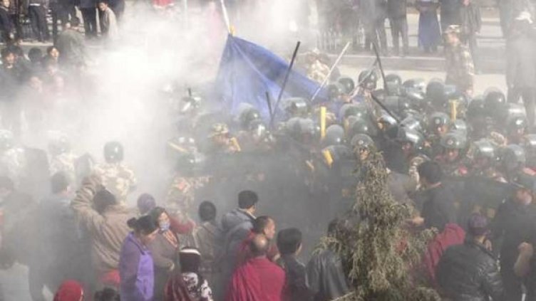 Военни полицаи са обградили тялото на самозапалил се тибетец. Снимка: архив, Reuters