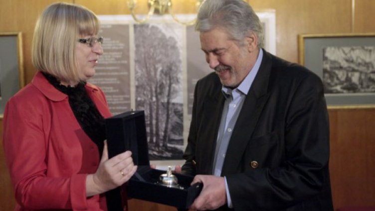 Цачева подари звънец на Ламбо. Снимка: БСП