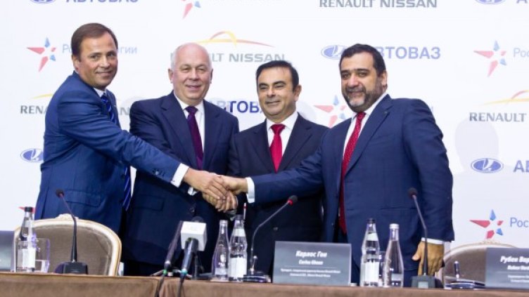 Шефовете на новия джойнт венчър позират пред медиите след сключване на сделката. Снимка: Renault-Nissan
