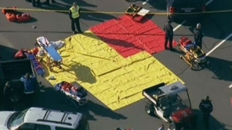 Спешните екипи чакат на паркинга на училището. Снимка: Ройтерс