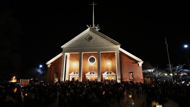 Хиляди излязоха на бдение след стрелбата. Снимка: Reuters