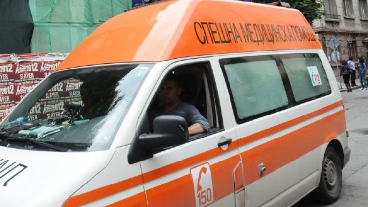 Пострадалият е откаран в болница. Снимка: архив Булфото