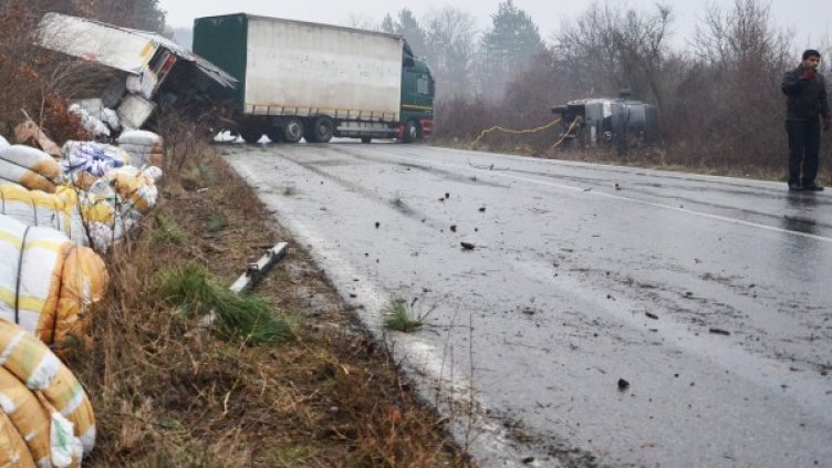 Румънски ТИР поднесе близо до Петолъчката край Сливен и блокира движението и в двете посоки. Снимка: Bulphoto