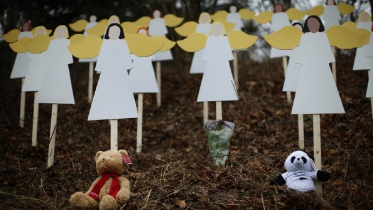 27 дървени ангели в памет на 27-те жертви от стрелбата Снимка: Reuters 
Мемориал на жертвите от училищната стрелба Снимка: Reuters