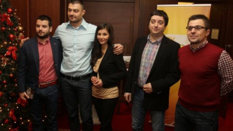 Изпълнителният директор на TV7 Николай Бареков заедно с новите лица на телевизията. Снимка: TV7