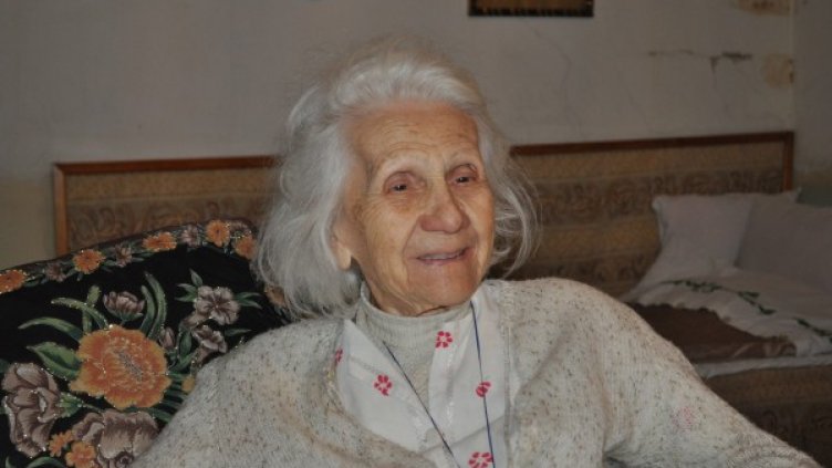 Баба Люба Снимка: Dnes.bg 
Баба Люба през 2011 година Снимка: личен архив 
Поздрав за нейния 100-годишен юбилей Снимка: личен архив