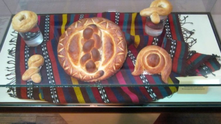 Изложбата „Жива традиция” в Регионалния исторически музей в Плевен представя мястото на хляба в коледно-новогодишния празничен цикъл. Северняшките обичаи при приготвяне на хляб за Игнажден, Бъдни вечер и Нова година са изследвани от дългогодишния етнограф