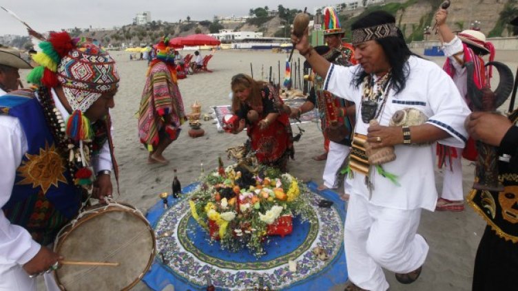 В Перу шамани правят ритуал, с който да предотвратят края на света. Снимка: Reuters